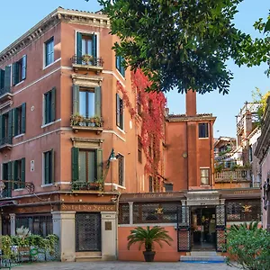 La Fenice Et Des Artistes Венеция